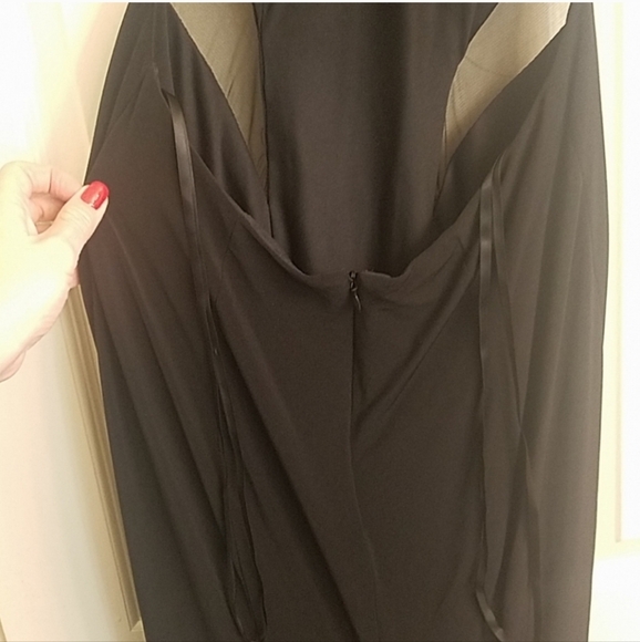 Elegant Black Sleeveless Dress - Picture 5 of 8